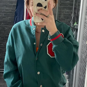 Säljer min super sköna kofta/ hoodie! - Den är helt oanvänd och super skön! Oversized! 