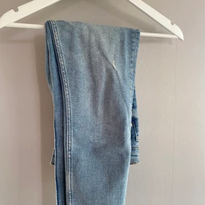 Jeans från Zara, storlek 38 - Tighta/raka jeans från Zara. Storlek 38, medelhög midja. Lite små slitningar, samt slitna vid benslut. Använda en gång, väldigt fint skick.