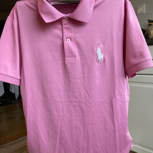 Polo Ralph Lauren  - Rosa pikétröja från Ralph Lauren, använd Max 1 gång. Storlek s/p (Small petite) Nypris ca 1000kr 