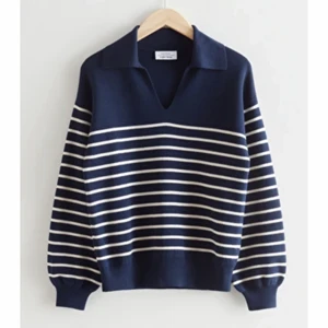 Säljer denna tröja från & other stories💞 - Supersnygg randig tröja med krage från & other stories. Endast använde fåtal gånger och är som helt ny. Hör av dig vid intresse priset kan diskuteras!💞 (tröjan är lite stor i storleken, skulle säga att den passar S oxå)