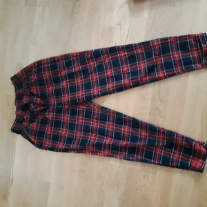 Bershka byxor! - Fina rutiga Berishka byxor som är för korta för mig:/ jätte finns prefekt skick. 