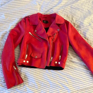 Mockajacka / Skinnjacka - En rosa mockajacka i fint skick och köptes för några månader sedan, strl 36 men sitter mer som en Xs. Pris kan diskuteras. Färgens sanna färg ser du på sista bilden.