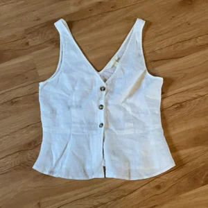 Vit linne  - Säljer ett super gulligt linne som är Max använt 1-2 gånger. Väldigt fint och skönt material med en liten gullig volang längst ner. Köptes för 199kr 