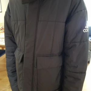 Adidas vinterjacka - Vinterjacka med hög uppfällbar krage. Stlk S