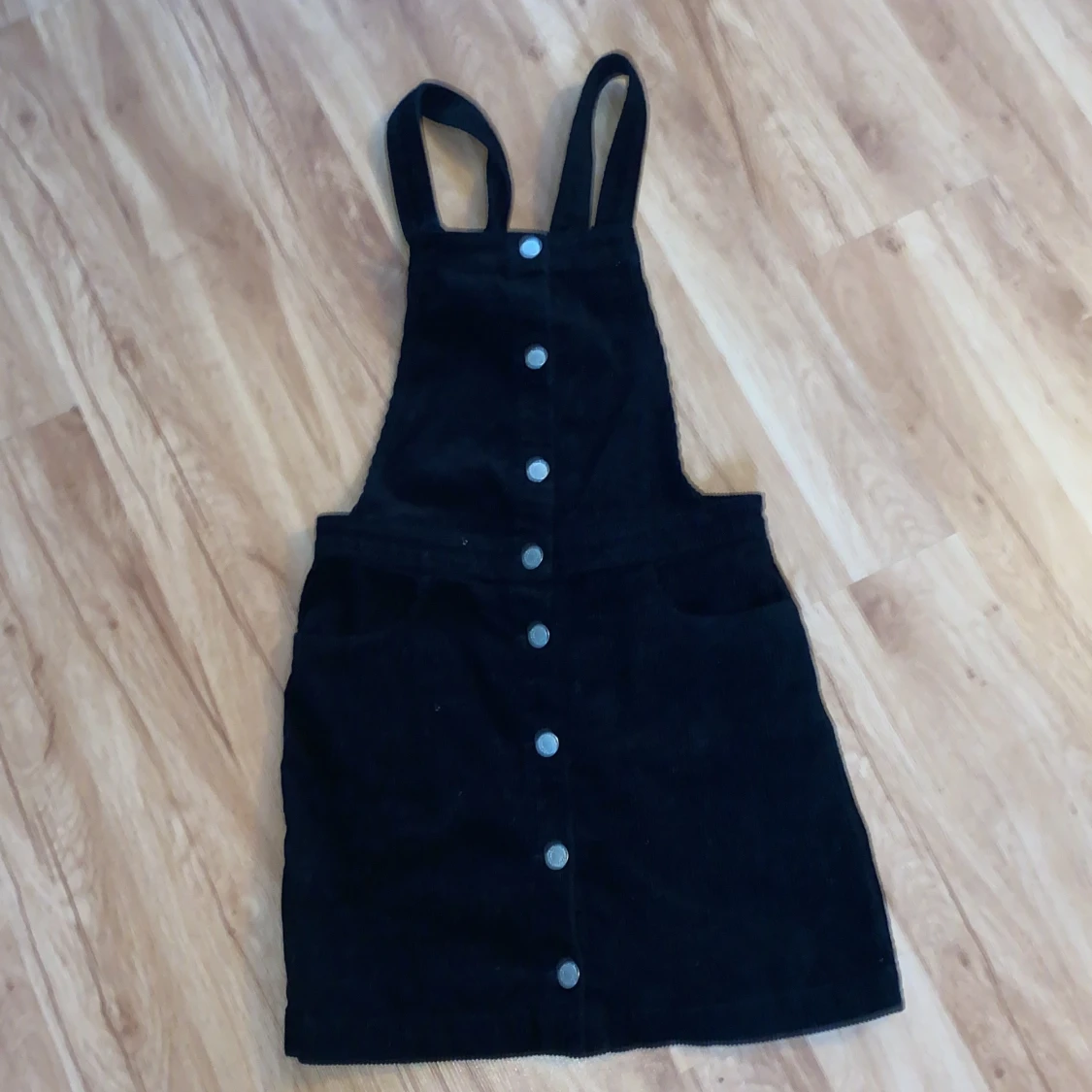 Svart hängsle klänning 