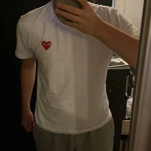 CDG T-shirt - Köpt i somras bra skick, kom med bud om någon är sugen😀