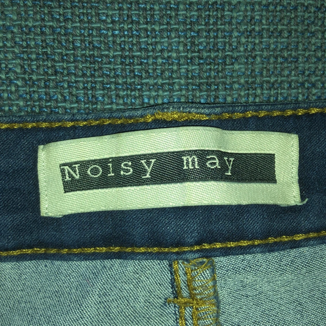 Blå jeans med slitna hål - 91