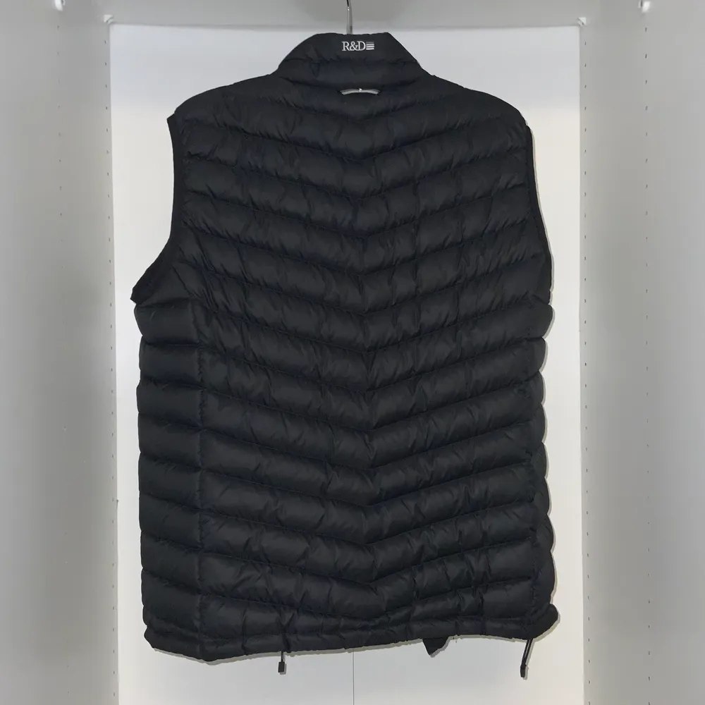 En frost down vest från Peak Performance i nyskick.  Jackan är i storlek S och för herrar. Nypris: 1600kr. Vid frågor eller funderingar är det bara att skicka ett meddelande. . Jackor.