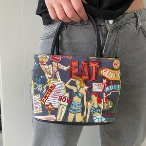 Handväska - Säljer denna asballa handväska med pärl- och paljettdetaljer😍 Det finns tyvärr en liten fläck på väskans baksida som man kan se på bild tre men det är inget man tänker på! Ca 20x15cm stor. Skriv för fler bilder! Skickar spårbart, köparen står för frakten!💕