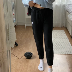 Svarta Nike mjukisbyxor  - Svarta mjukisbyxor som har tyvärr blivit korta för mig i benen💞 (dom har inga fickor) 