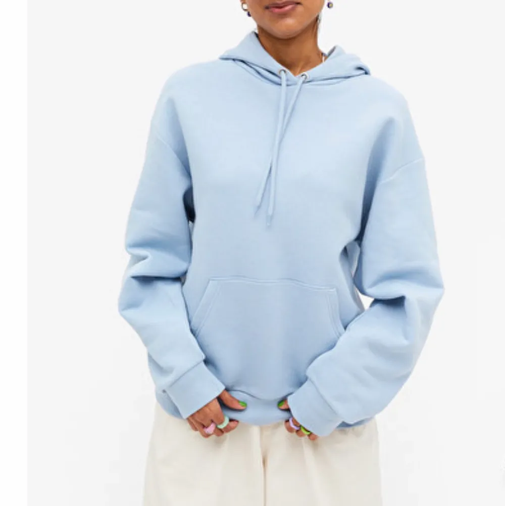 Säljer denna blå oversize hoodien ifrån monki i storlek XS, men passar en S också. Den är använd några få gånger, så den är i mycket bra skick. Säljer då den inte kommer till användning längre💕💕 Hör av dig vid funderingar. Hoodies.