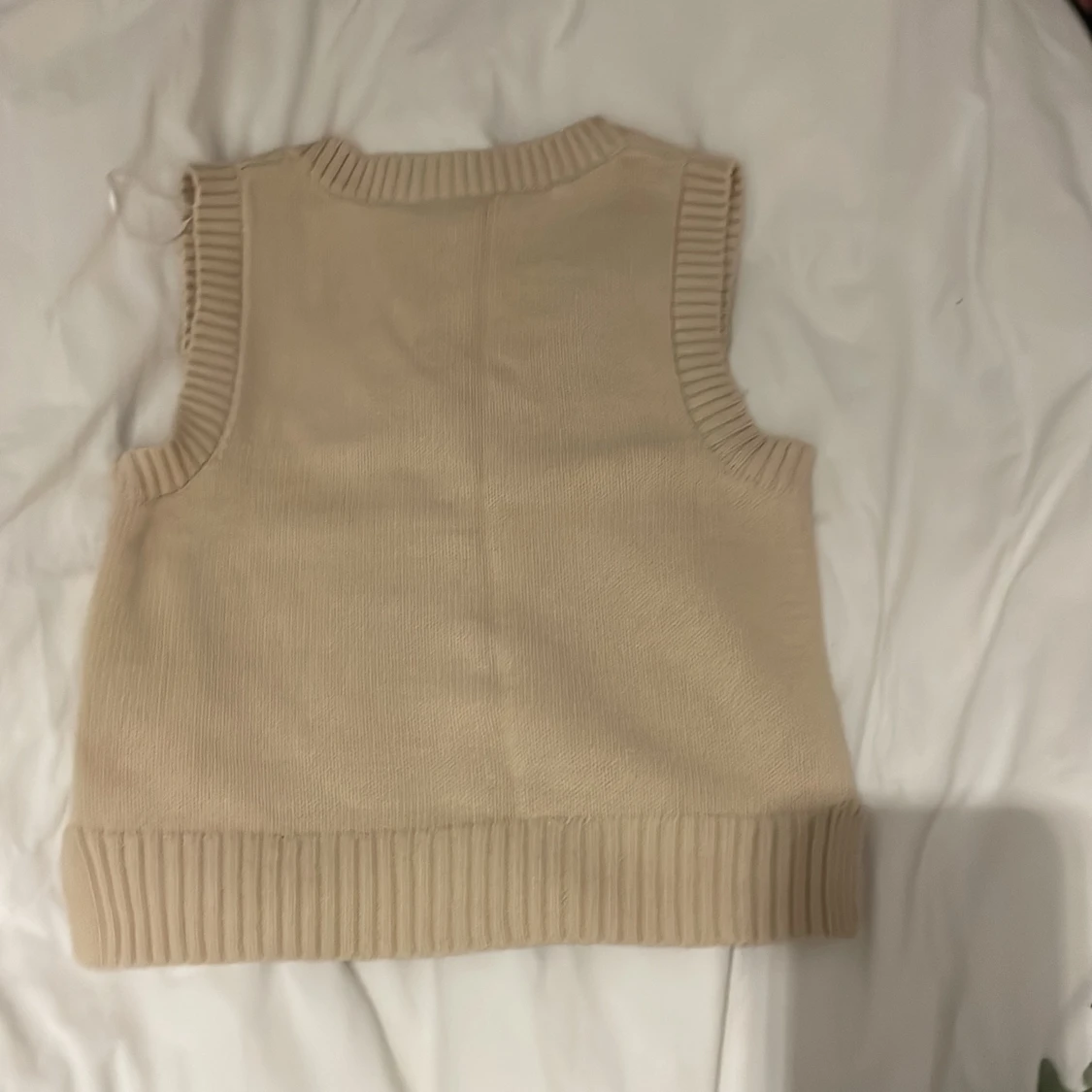 Beige stickad väst  - 90