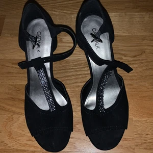 Klackar - Svarta klackar med hög klack från Deichmann Sko. Använda bara en gång.