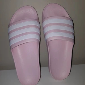 Adidas tofflor st 37/38  - Adidas tofflor storlek 37-38 endast använa innomhus. köpare står för frakten. 