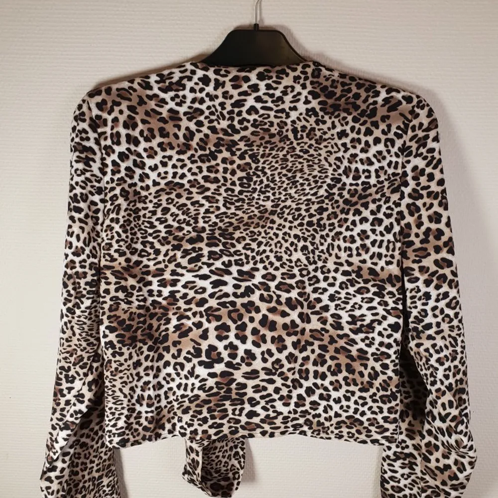 Fin blus med leopard mönster med knytdetalj framtill. Aldrig använd . Blusar.