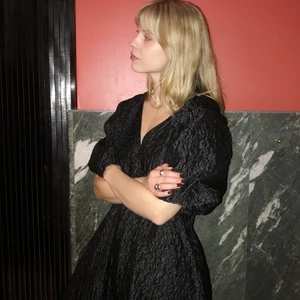 Shiny puffig klänning - Superfin svart långklänning med volym, glansig och med textur. Puffig kort ärm