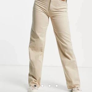 Begia jeans - Säljer dess begia jeans från Asos som endast är använda en gång, det är i nyskick. Superfin modell och är i stl 32