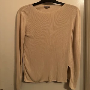 Cos tröja  - Jättefin tröja från Cos. Superfint skick, beigefärgad. Strl: XS. Kan skickas spårbart för 66kr. 