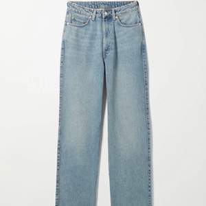 Weekday jeans i modellen extra high straight jeans, storlek 25/30. Aldrig använda säljer då de tyvärr är för små 150kr+ frakt. 🖤🖤