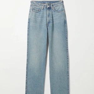 Weekday jeans - Weekday jeans i modellen extra high straight jeans, storlek 25/30. Aldrig använda säljer då de tyvärr är för små 150kr+ frakt. 🖤🖤