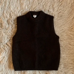 arket väst - jättesöt brun väst från arket! aldrig använd. nypris 590!