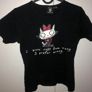 Emo T-shirt  - Supersöt T-shirt! Står L-XL men skulle säga att den är S-M! Möts i Uppsala eller skickar mot frakt <3