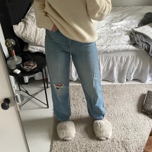 Jeans från NAKD - Säljer dessa jeans från nakd, knappt använda och är storlek 36. Hör av er vid önskan om fler bilder 💕💕