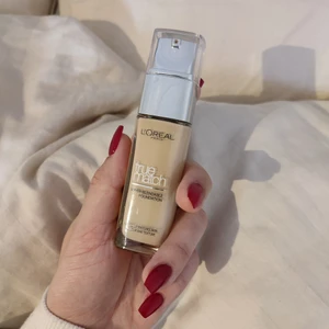 Foundation L'Oréal Paris - Färg: 1D/1W Golden Ivory   Ljus med neutral/varm underton   Testad en gång men färgen funkade inte till min hudton, i övrigt la den sig jättefint på huden utan att bli kakig. innehåller hylauronic acid som är återfuktande för huden. 