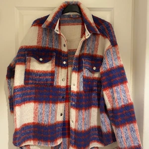 Jättefin jacka från GinaTricot - Knappt använd jacka från GinaTricot. Storlek L men passar s-m då den ska vara oversize! 