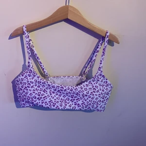 Bikini - Säljer då den var alldeles för liten. Aldrig använd så bra skick. Går att ta ut i läggen. Lila leopardmönstrad. Strl xs men skulle säga att xxs är bäst. Kp för mer😊