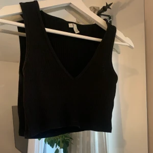 Svart linne - Ett v-ringat linne från Nelly i storlek S. Sitter så himla snyggt på men har tyvärr blivit för litet för mig, därför säljer jag nu det!🌷
