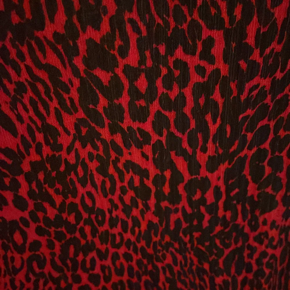 Kortarmad tröja i rött leopardmönster 🙌🏽. Toppar.