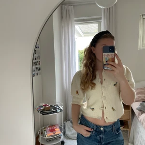 Jättegullig kofta från Zara - Jättegullig kofta från Zara med små fåglar på! Storleken är Xs🧡💛