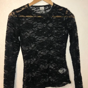 Genomskinlig topp!  - Denna skit snygga topp har jag använt på en fest och inget mer! Har bilder med den på skicka PM om du vill se. Har endast använt den en gång då jag gick upp i vikt kort efter och jag inte får plats i den mer tyvärr