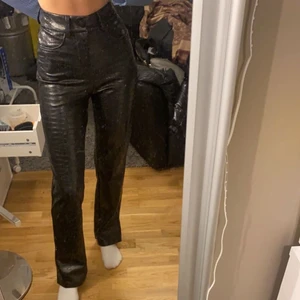 Snakeprint byxor - Skit coola snake print byxor i läder med en slits, säljer då dom inte passar mig i midjan tyvärr, har långa ben och dessa sitter snyggt över skor. Nypris 800kr