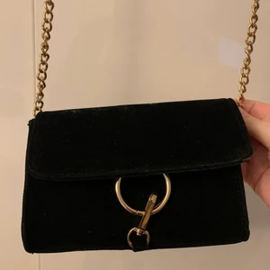 Handväska - En liten söt väska ifrån GinaTricot. Aldrig använd❤️‍🩹 frakt på 72kr❤️‍🩹