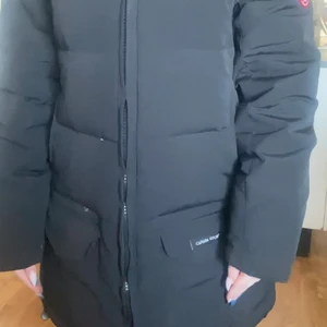 Canada goose jacka  - Vinter jacka. Väldigt fin. Hel och ren. Storlek L men känns som en M/L