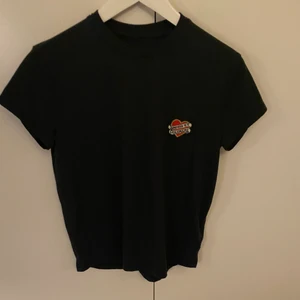 Zadig & voltaire t shirt - Snygg T-shirt ifrån zadig, köpt i somras på nk för 995kr. Säljer för den inte kommer till användning har bara använt den någon enstaka gång💕💕 