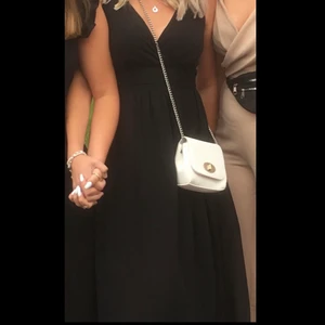 Balklänning - Säljer nu min fina svarta balklänning i storlek S. Den är endast använd vid 1 tillfälle och säljer på grund av att den inte kommer till användning mer, vid fler och bättre bilder så skriv vid intresse! Säljer för 350kr FRAKT INGÅR I PRISET:) 