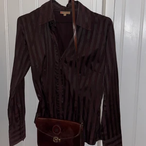 stilren skjorta  - Jättefin och stilren skjorta i jättebra kvalitet! Märkt storlek L men sitter som en S eller möjligen M! Fraktas mot fraktkostnad eller så möts vi upp i Malmö eller Lund! ❤️