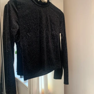 Glittertröja - En glittrig topp från bikbok i storlek S. Sitter tight och snyggt på kroppen med en liten krage. Passar bäst folk som har xs-s. Säljer då den inte kommer till så mycket användning längee och förtjänar att bäras av någon annan!✨⭐️