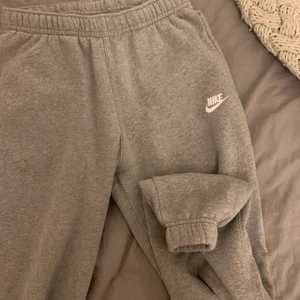 Nike mjukisbyxor - As sköna och fina mjukisbyxor från Nike som jag fick i julklapp! använda men fortfarande i riktigt bra kondition, säljs för att jag har flera mjukisbyxor och behöver pengarna💕 skriv priv om ni vill ha fler bilder (från herravdelningen)