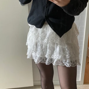 vit kjol - söt kjol från H&M i storlek 134/140 men sitter som en XS. På sista bilden ser man en liten röd markering från tuschpenna som tyvärr inte går att tvätta bort, dock syns den knappt i verkligheten(bilden inzoomad). Säljer pga används ej. Utöver defekten är den i bra skick och bekväm. Skriv för fler bilder!