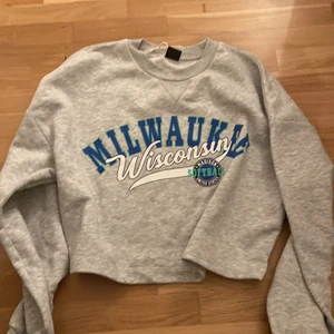 Gina sweatshirt  - Bra skick endast använd kanske 2-3 ggr💓 storlek S men funkar som xs också