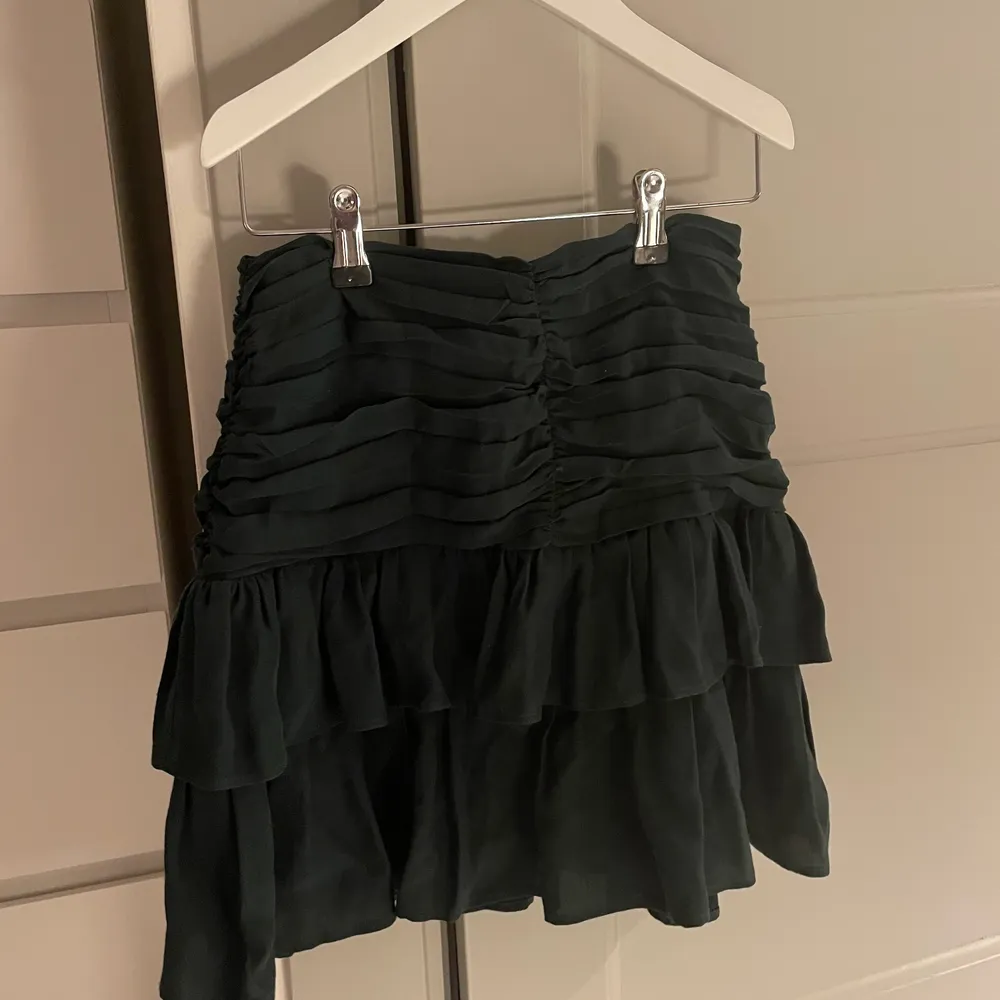Säljer denna assnygga kjol från zara som bara använts en gång. Passar jätte bra på mig som är en S.💕💕. Kjolar.