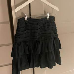 Säljer denna assnygga kjol från zara som bara använts en gång. Passar jätte bra på mig som är en S.💕💕
