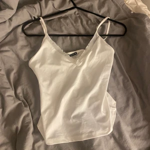 Vitt linne från Zara - Jättefint linne från zara som tyvärr aldrig kommit till användning, storlek S och i superfint skick! 🤍