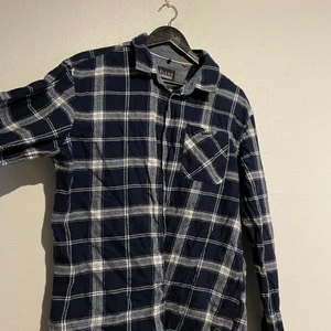 Flanellskjorta - Hej!❤️‍🔥 säljer nu denna snygga flanellskjorta! Sjukt snygg och väldigt lite använd❤️‍🔥 kan skickas, köpare står för frakt & fraktstrul!