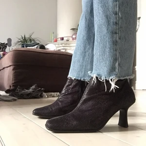 Lila ormskinns klackar - Boots i lila ormskinns som är sköna att gå i!