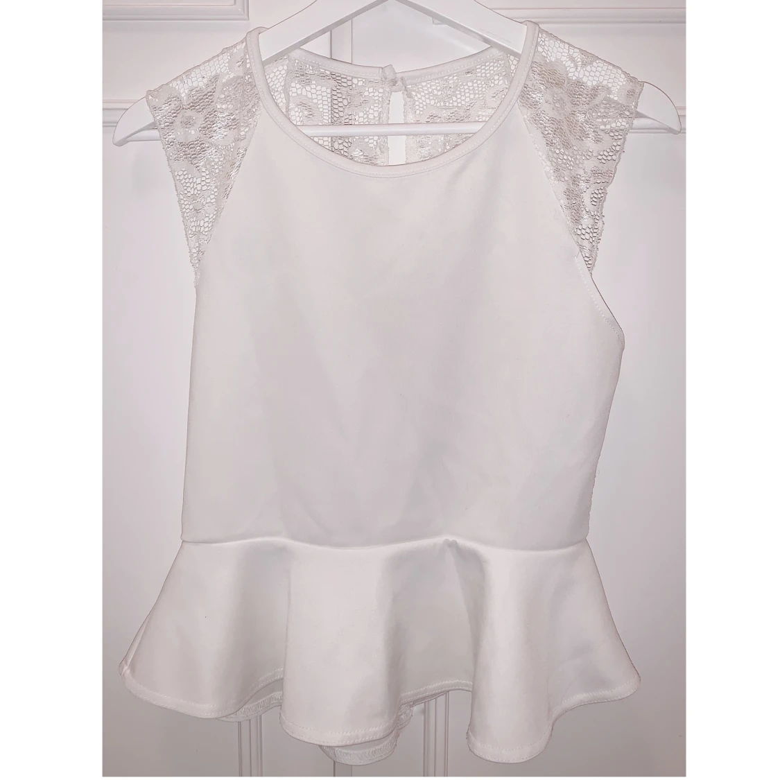 Vit topp med spets i ryggen - 90